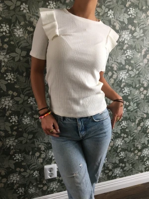 Söt topp från zara - Säljer denna tröjan från zara med pris lapp kvar🤩🙌 