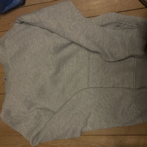 Hoodie bikbok - Grå hoodie från Bikbok 