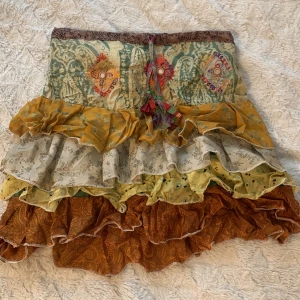 Mönstradkjol - Mönstrad kjol med snören och volanger