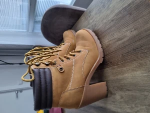 Höst/vinter skor - Fint beg skick. Pris går att diskutera vid snabb affär. 