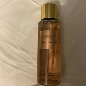 Bare vanilla Victoria secret bodymist  - Säljer bare vanilla Victoria secret bodymist som endast är prov sprayad så nästan helt ny! Säljer för 300 då den inte går att få tag på i Sverige🫶