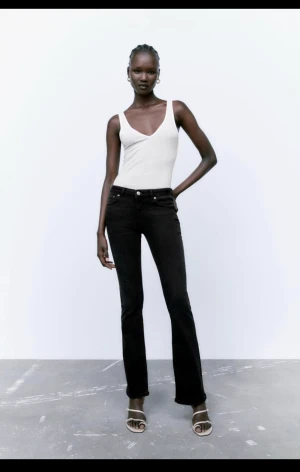 Zara Low waist bootcut jeans - Lågmidjade jeans från zara💗 Säljer då de inte kommer till användning längre, använda ganska mycken men ändå i bra skick utom slitningar längst ned då de är för långa för mig