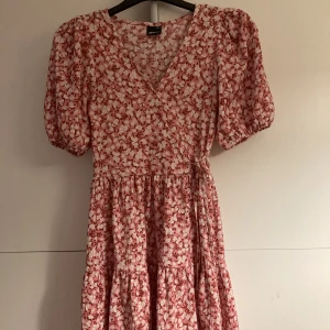 Blommig klänning - Jättefin klänning från Gina Trikot, använd några gånger, säljer pga att den blivit för liten.