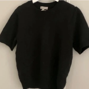 Stickad T-shirt H&M - Säljer denna skitsnygga, trendiga t-shirten pågrund av att den inte längre kommer till användning!💞