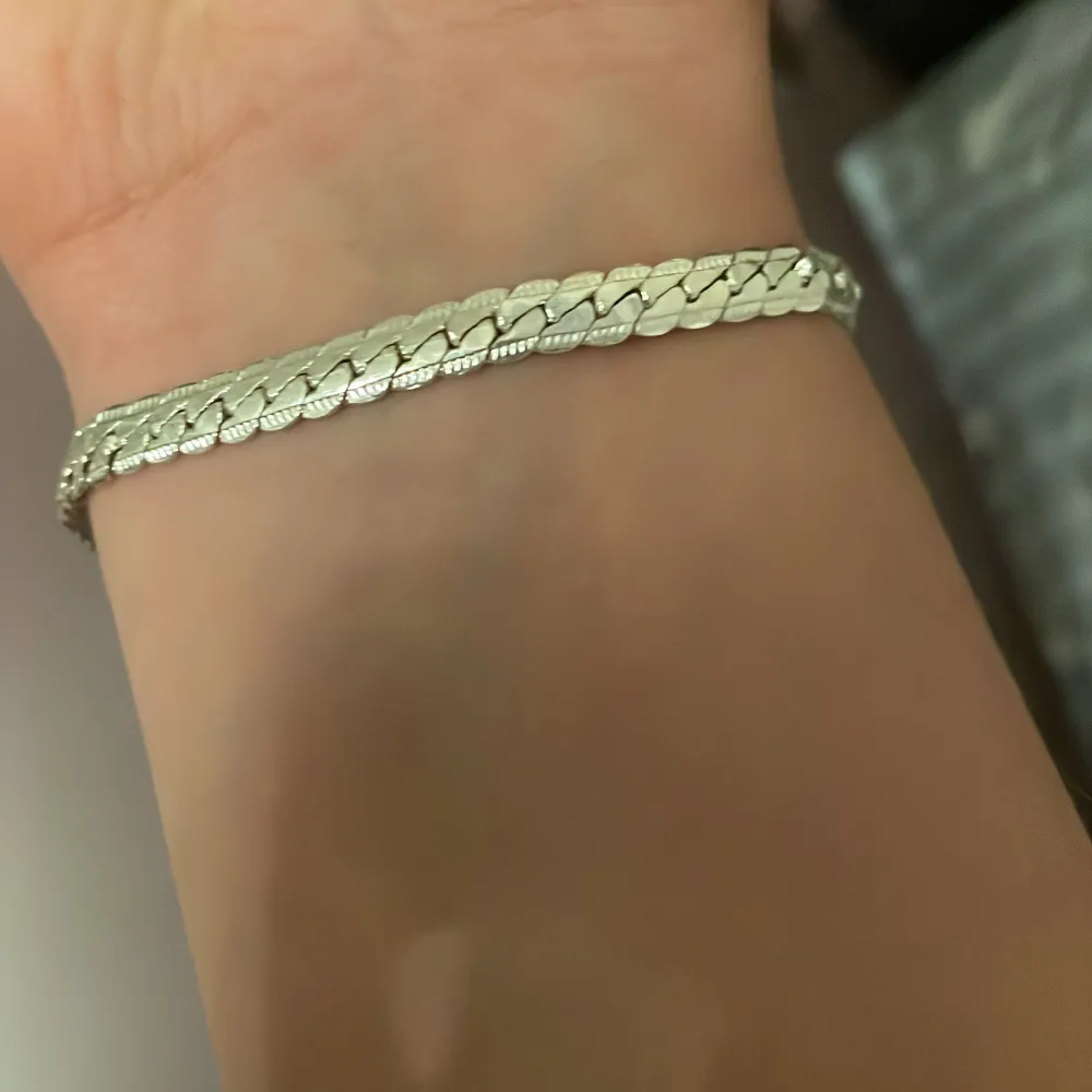 Säljer mitt silver armband för jag aldrig använt den. (Fake). Accessoarer.