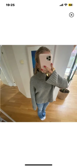 Storlek xs - Jätte fin polo tröja från hm i storlek xs, det är inte mina bilder utan hon jag köpte den av här på plick, den är lite nopprig som man ser