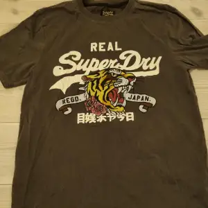 Tshirt från superdry. Använd en gång. 