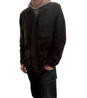 COS Fieldjacket - Hej!  Säljer en otroligt snygg Field Jacket från COS. Den är i storlek Large och skicket är 8/10. Nypriset är 2500 kronor och vi säljer den för endast 299. Hör av er ifall ni har några frågor!