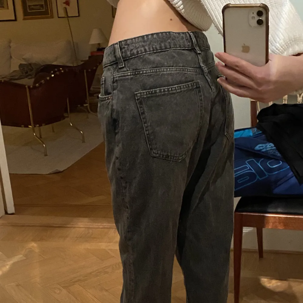 Baggy jeans från HM. Använt en gång . Jeans & Byxor.