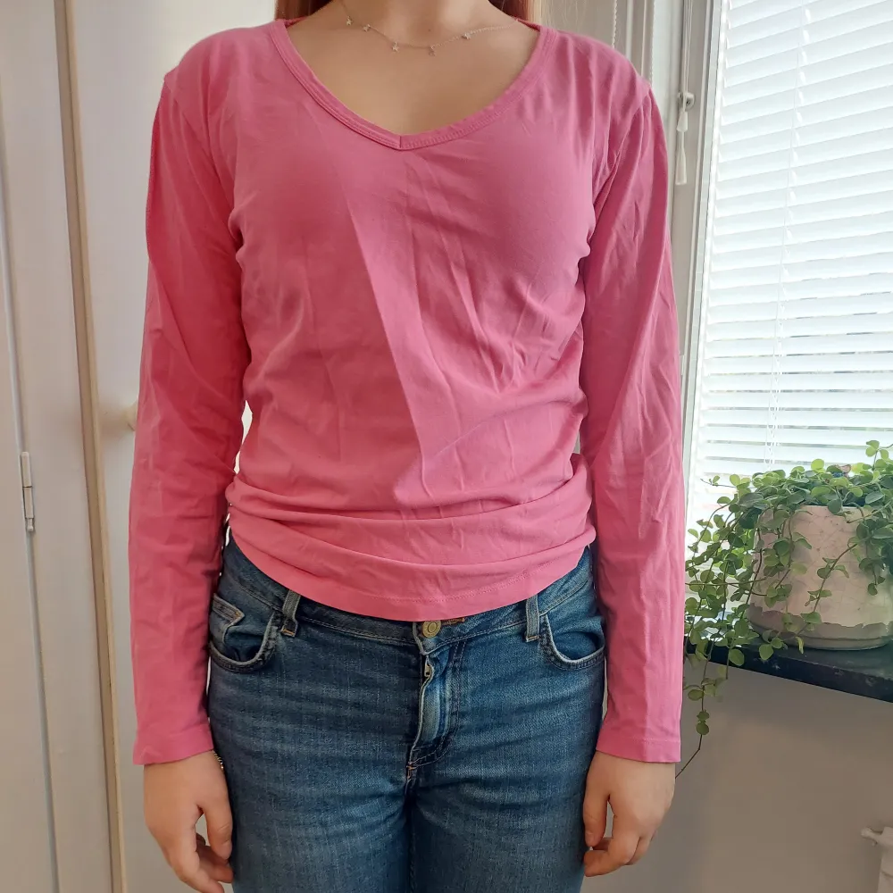 Säljer denna jättefina långärmade rosa tröjan i otroligt fint skick!!😍 Använd fåtal gånger och är som ny. I storlek L men den passar XS-M också. Hör av dig om du har några frågor eller funderingar!!💕💕 . Tröjor & Koftor.