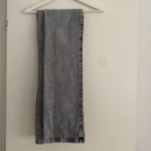 Raka jeans Bikbok - Raka jeans från Bikbok i ljusgrå tvätt strl 26