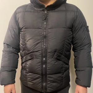 Stone island jacka  - Stone island jacka som jag har haft i två säsonger. Äkta köpt från NK ny pris 8990kr. Den är väl omhändertagen och om mer bilder behövs så fixar jag det. Har aldrig behövt använda tröja under jackan över vintrarna. Stl är Xl men den passar L också