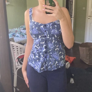 Söt blå topp  - Gullig blå topp köpt på Indiska i storlek M. Säljer eftersom den e lite stor på mig. Bra skick👍🏼