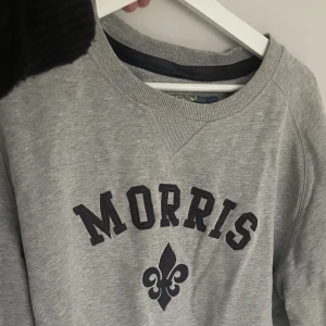Morris sweatshirt herr - Morris sweatshirt i herrmodell. Nypris 1200kr. I bra skick.
