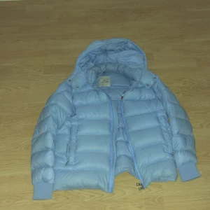 Moncler  - En snygg moncler jacka 7/10 sckik Inget kvitto men jackan är helt äkta 