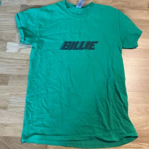 Grön Billie Eilish Tröja - Denna t shirt är använd ganska många gånger. Den är i bra skick och är gjord på 100% cotton