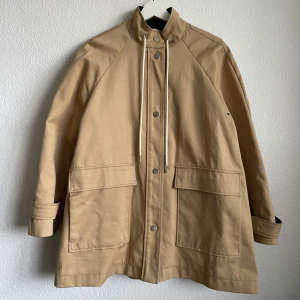 Höstjacka - Jacka från HM. Tål lite regn och är i fint skick. Oversized!💛