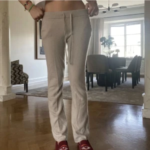 Soft goat byxor - Såå fina och sköna mjukisbyxor från soft goat säljer då dom har ett litet hål i rumpan mrn som jag sytt igen, nypris 2300kr💓💓