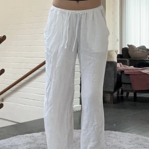 Vita linnebyxor  - Skitsnygga Lågmidjade vita linnebyxor från Madlady! Går att ha högmidjade oxå. Använda en gång, stl xs/regular, nypris 649 kr🤍