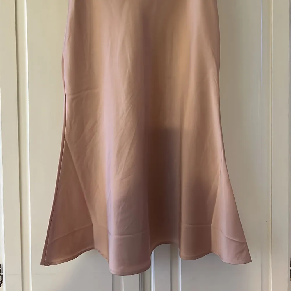 En rosa kjol som är medellång till mig som är 163cm lång, från NA-KD storlek 36. Kjolar.