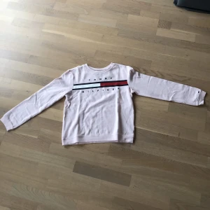 TOMMY HILFIGER💗 - En ljusrosa Tommy hilfiger💗 Den är förstor och därför kan jag inte använda den💕 Den är så fin och älskar den värkligen💗 Jag står inte för frakten💓