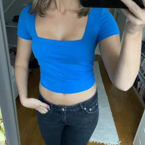 Blå croptop från zara. Väldigt kort men fin ringning