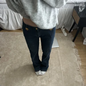 Lågmidjade jeans  - Lågmidjade jbycir med stjärnor, köpte här på plick men är tyvärr för stora för mig🥲