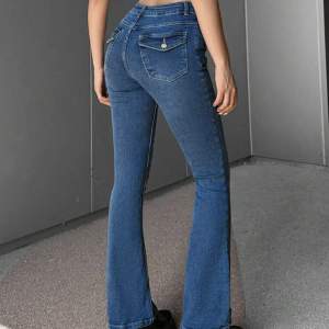 Säljer helt oanvända jeans! Skit snygga men är lite för stora för mig tyvärr och lite low waist, inte min stil riktigt, men jätte fint på andra. Storlek 38💕💕