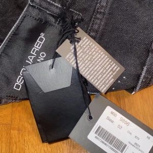 Dsquared 2 jeans  - Dom är helt nya och äkta såklart ni ser de på bilderna med jag säljer de då de kom i fel storlek då jag antagligen råkat trycka in fel de är i storlek 52 