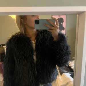 Pälsjacka  - Jätte snygg marinblå pälsjacka, jätte unik! Jätte bra skick!💞