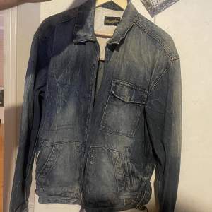 Vintage jeansjacka storlek L med dragkedja och snygg tvätt samt andra coola detaljer