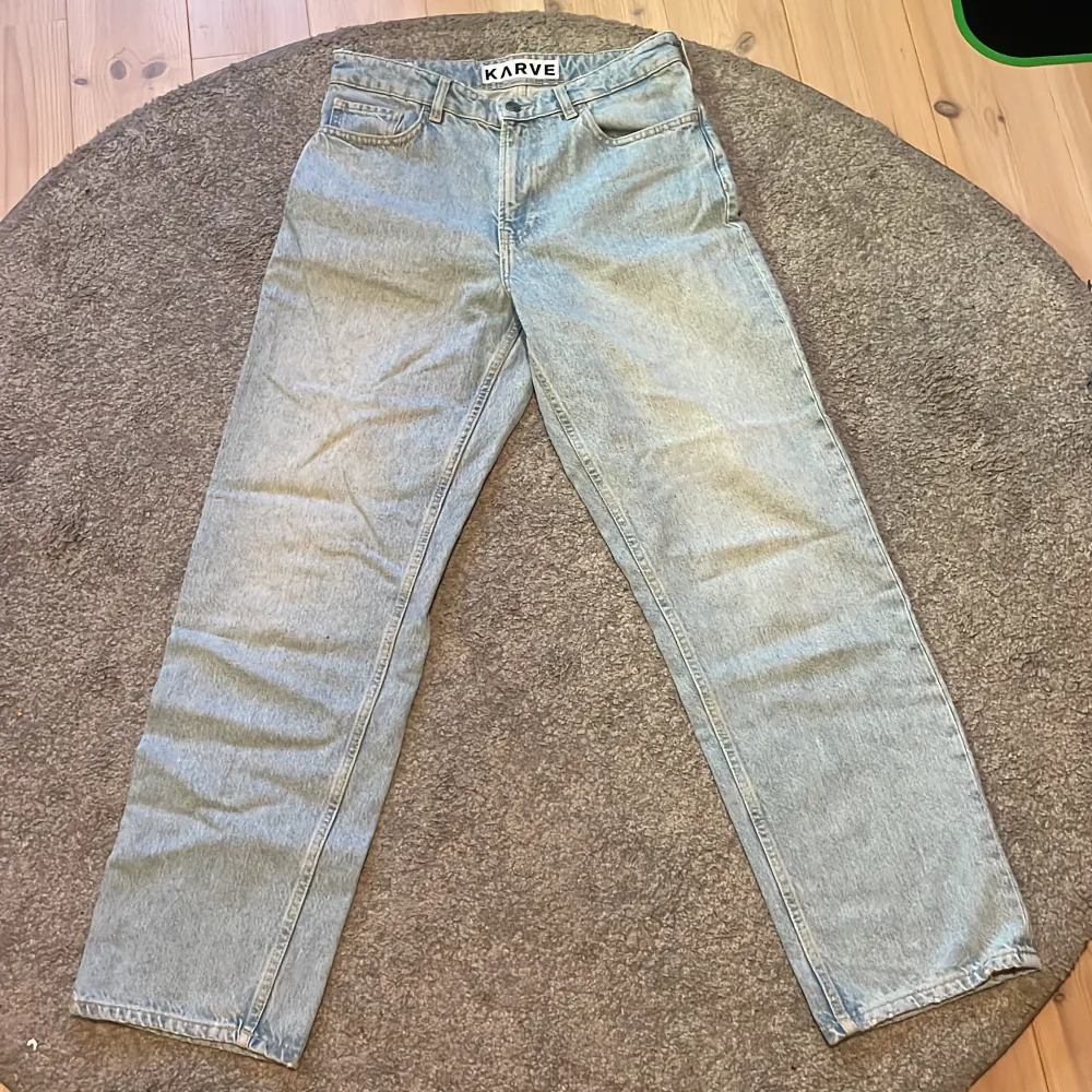 Ett par blåa karve jeans i utmärkt skick. Byxorna har inga hål eller andra defekter. Dom är i storlek 29. Hör av dig för fler bilder eller frågor.. Jeans & Byxor.