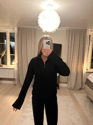 Zip tröja  - Säljer denna fina ziptröja från Nakd. Nästan som ny och inga defekter. Materialet är som våfflat. Säljer pågrund av att jag inte använder den längre.