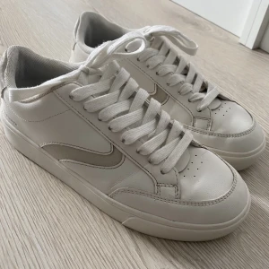 Sneakers pull&bear 38 - Vita sneakers från pull & bear.