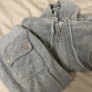 Juicy Couture dress - Dress ifrån Juicycouture. Inga defekter förutom att dragkedjan tappat diamanter, inget som syns. 