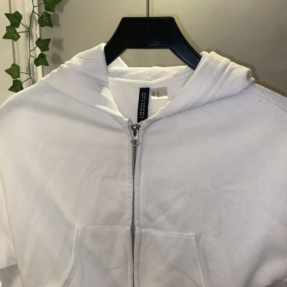 jag säljer denna zip hoodien från H&M för 120kr. (pris kan diskuteras) den är knappast använd men köptes för några årsedan. storlek XS dam. . Hoodies.