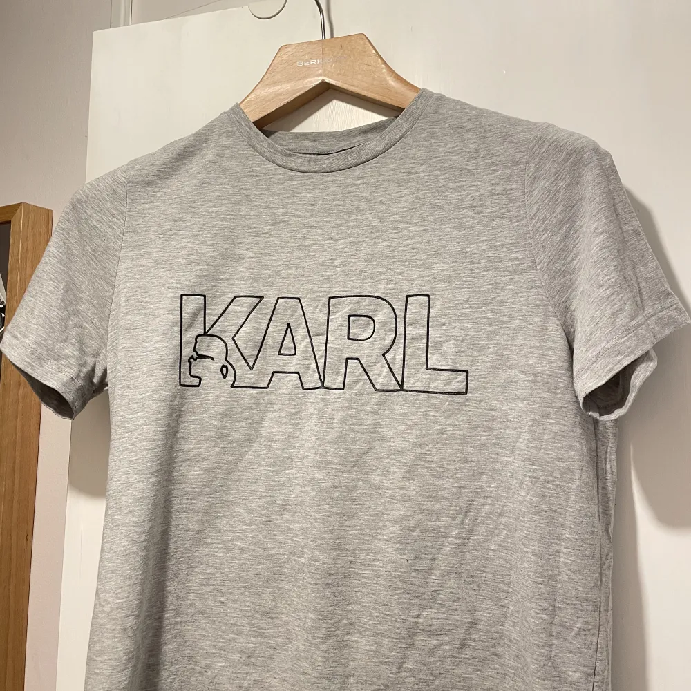 Karl Lagerfeld T-shirt i jättefint skick! Storlek S😃  Hör av er vid frågor. T-shirts.