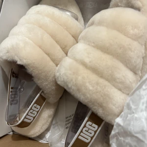 Uggs tofflor - Helt nya Uggs tofflor. Säljer det eftersom det inte är min storlek. Perfekt som julklapp ;), kartong medföljer. 