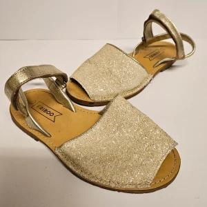 Friboo sandaler - Friboo sandaler. Som nya. Storlek 35. Nypris 350 kr. 