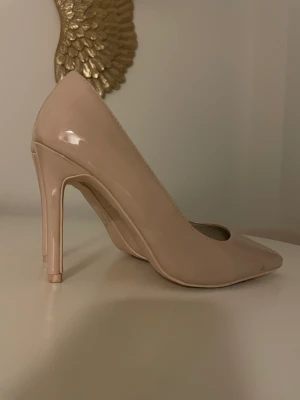 Pumps, klacksko - Beige pumps stl: 37 10cm klack.  Använda en gång.   - frakt tillkommer 