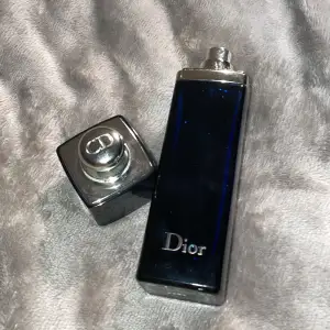 Dior addict parfym med ungefär 3/4 kvar. Flaska 50 ml, originellt pris 1290kr 🧡 enligt kicks ”orientaliskt blommig doft och levande sensuell. Toppnot: Apelsinblommor Hjärtnot: Sambac Jasmin-absolut Basnot: Bourbonvanilj.” 💛 Pris kan diskuteras