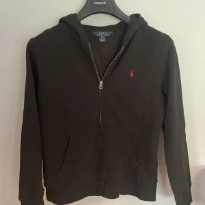 Ralph Lauren Zip Hoodie - Säljer denna Ralph Lauren Zip Hoodien. Som är i storlek L i barnstorlek men passar nog någon som är ca 175. Nypriset är 1000kr. Kom privat för mer info