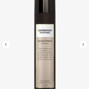 Säljer denna gloss spray från Lernberger Stafsing, endast testad en gång💖 Man kan både ha den i håret men även på kroppen! Nypris 229!💓 