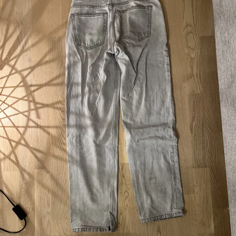 Säljer dessa supersnygga jeans då de är för korta på mig🩷Pris kan diskuteras☺️. Jeans & Byxor.