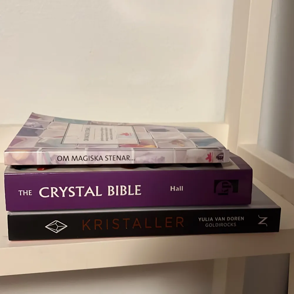 Säljer mina kristall böker då jag inte är intresserad av kristaller längre. Priser står på första bilden🫶 Dem är lite dammiga pga att dem är väldigt oanvända. Meddela gärna för fler bilder💕💕. Böcker.