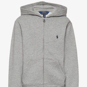Ralph Lauren zip hoodie - Säljer min Ralph Lauren zip hoodie. Använd ett fåtal gånger, därav ett mycket bra skick. Den är i strl S jr. Nypris ca 1100, mitt pris 399. 