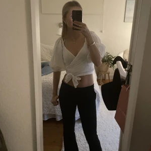 Jättegullig blus - Så gullig blus från bikbok! Endast använd ca 5 gånger och är i jättebra skick. Är i storlek xs men passar många då den är justerbar💞💞