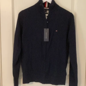 Tommy Hilfiger zip up - ny fräsch marin dragkedja säljes eftersom jag tappade kvittot för att returnera den köpte för 1,2k säljer för 800