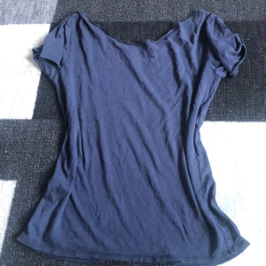 Tshirt marinblå  - Marinblå tshirt. Avklippt krage. Vet ej vart den är ifrån, storlek S