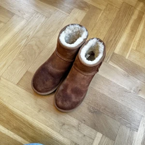 Uggs  - Säljer mina uggs som är för små, dem har ganska många defekter där av priset men priset går även att diskutera🙌🏽! Skriv för fler frågor🫶🏽